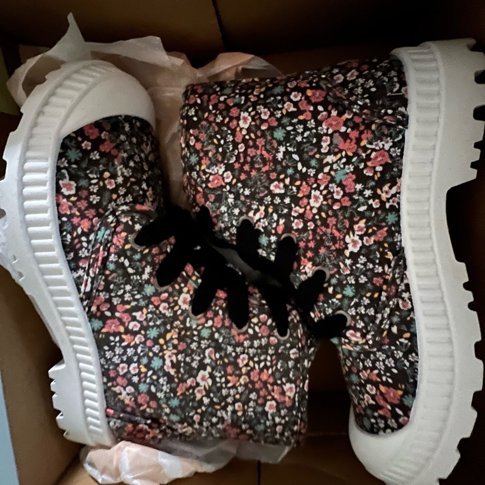 Super Cute…Brand New…..Never Worn high top Dragonfruit sneaker